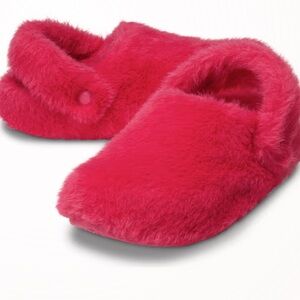 CROCS Classic Cozzzy Luxe Slipper in Digital Raspberry
